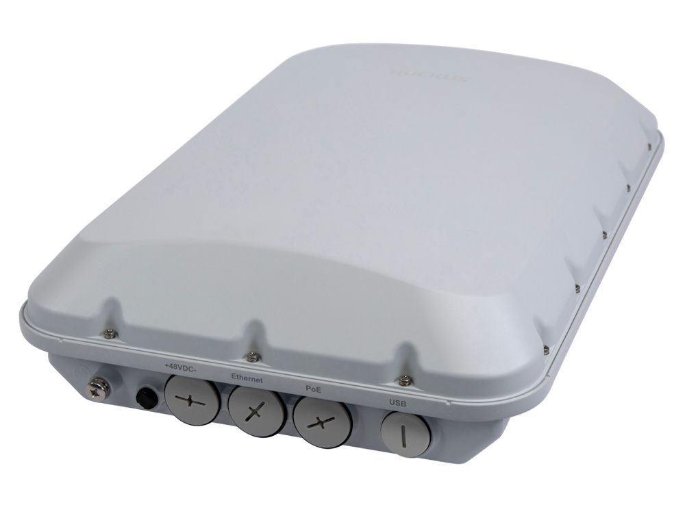 Aansluitingen als stroom en PoE en Ethernet en USB op het Ruckus ZoneFlex T670sn WiFi 7 outdoor access point