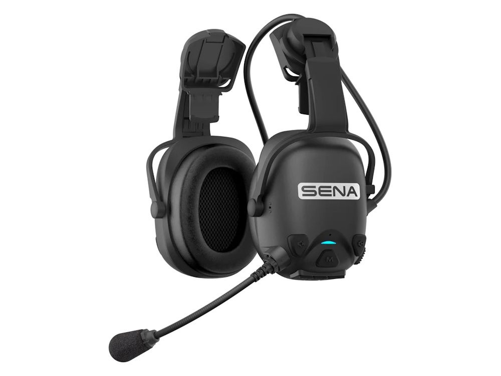 Rechter zijkant van de Sena Cast Mesh intercom headset met helmbevestiging voor gehoorbescherming en groepscommunicatie