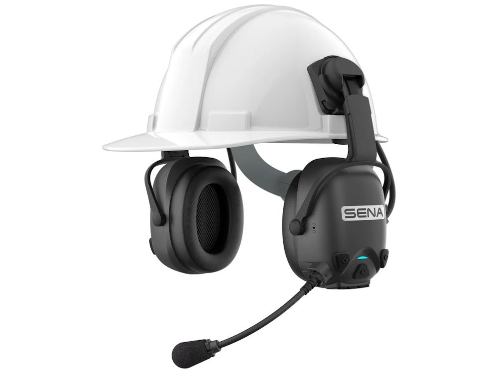 De Sena Cast Mesh intercom headset bevestigd aan een veiligheidshelm