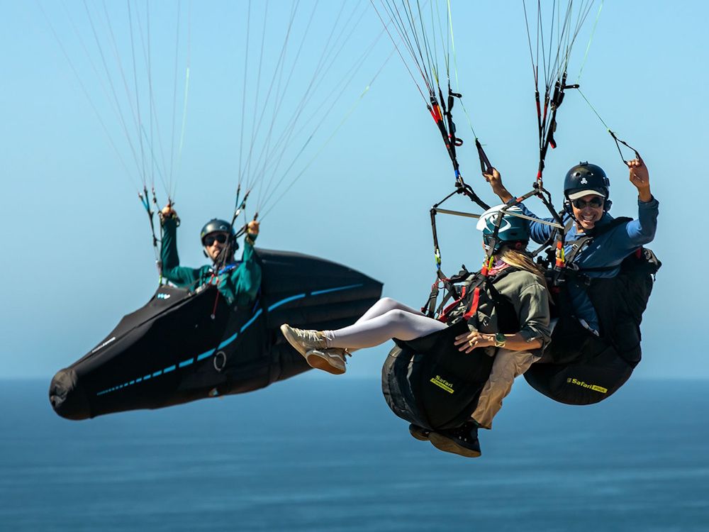 De Sena Expand Mesh Intercom multi-sport outdoor headset in gebruik in de lucht tijdens paragliden en parachute springen