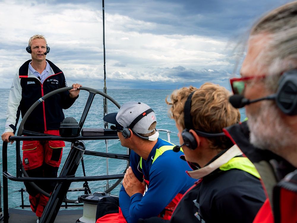De Sena NAUTITALK BOSUN Mesh Intercom headset voor zeilers in gebruik op een zeilboot