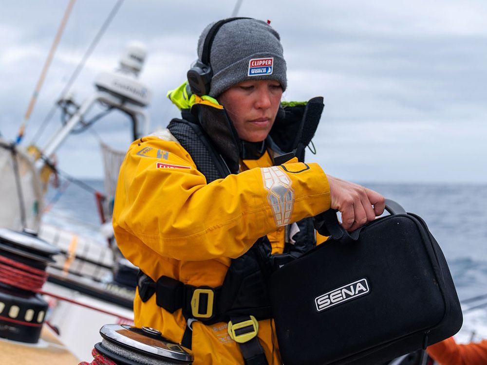 De Sena NAUTITALK BOSUN Mesh Intercom headset voor zeilers in gebruik op een zeilboot op zee
