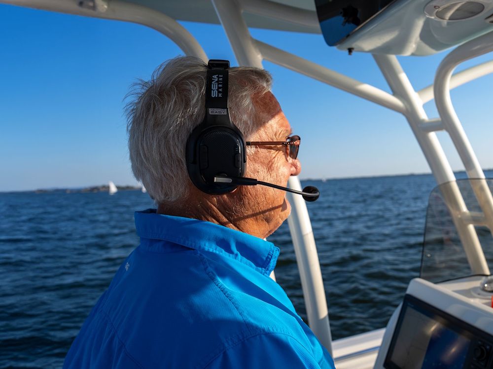 De Sena Nautitalk Easy Mesh Intercom in gebruik aan boord van een boot