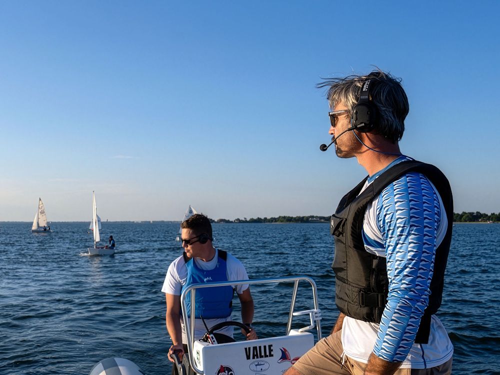 Communicatie tussen botjes via de Sena Nautitalk Easy Mesh Intercom voor groepscommunicatie aan boord