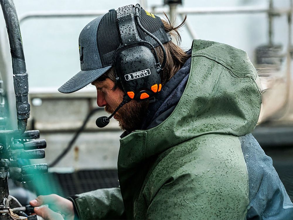 De Sena NAUTITALK N2R Mesh Intercom headset met gehoorbescherming in gebruik buiten op een schip