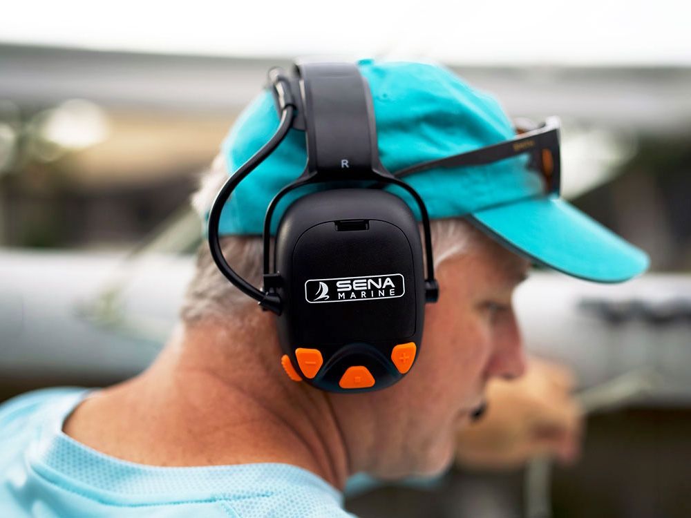 De Sena NAUTITALK N2R Mesh Intercom headset met gehoorbescherming in gebruik buiten op een boot