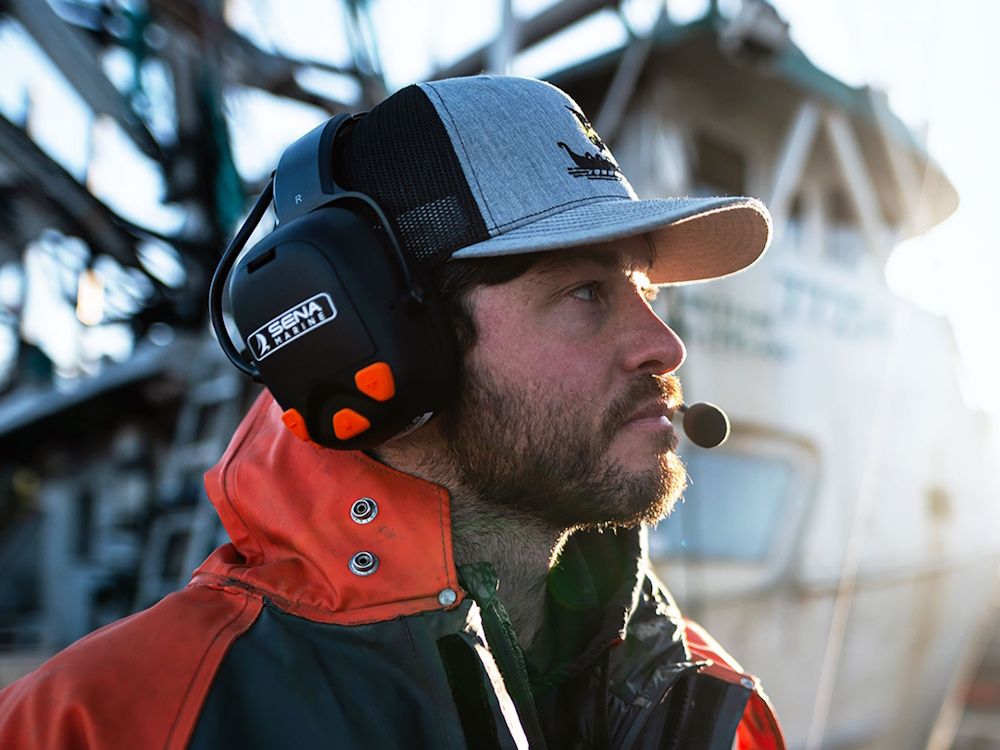 De Sena NAUTITALK N2R Mesh Intercom headset met gehoorbescherming in gebruik in de haven