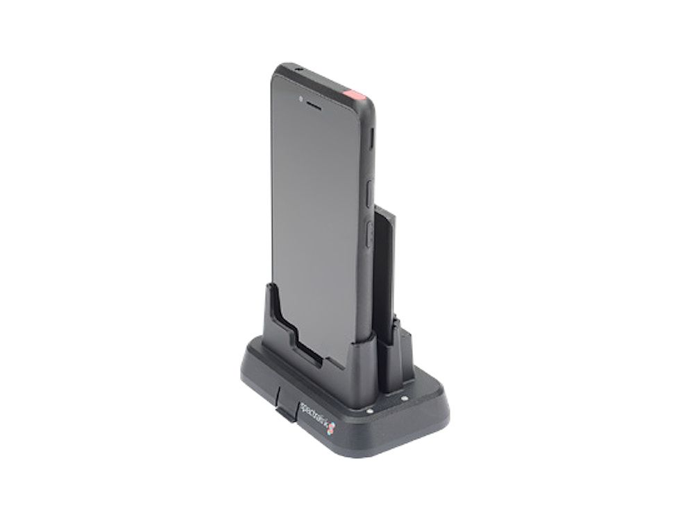 De Spectralink Versity Desktop Dual Charger met één Versity 97-serie smartphone en één resevebatterij