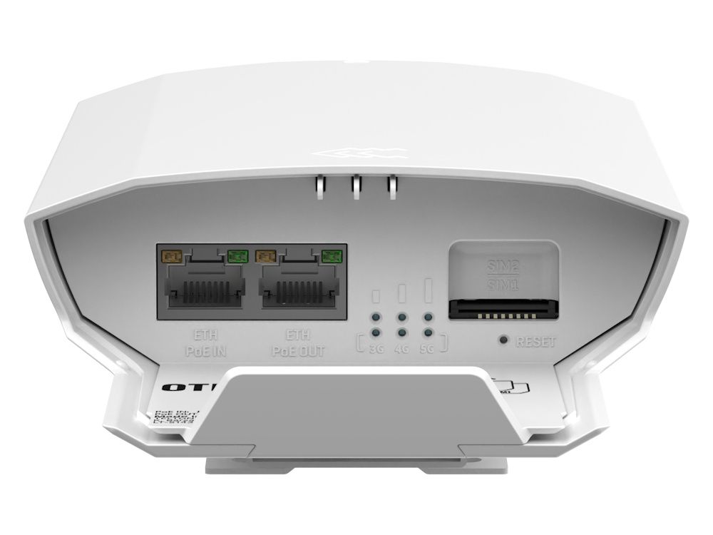 Onderkant van de Teltonika OTD500 outdoor 5G router met simkaartslot en ethernetpoorten met PoE input en PoE output