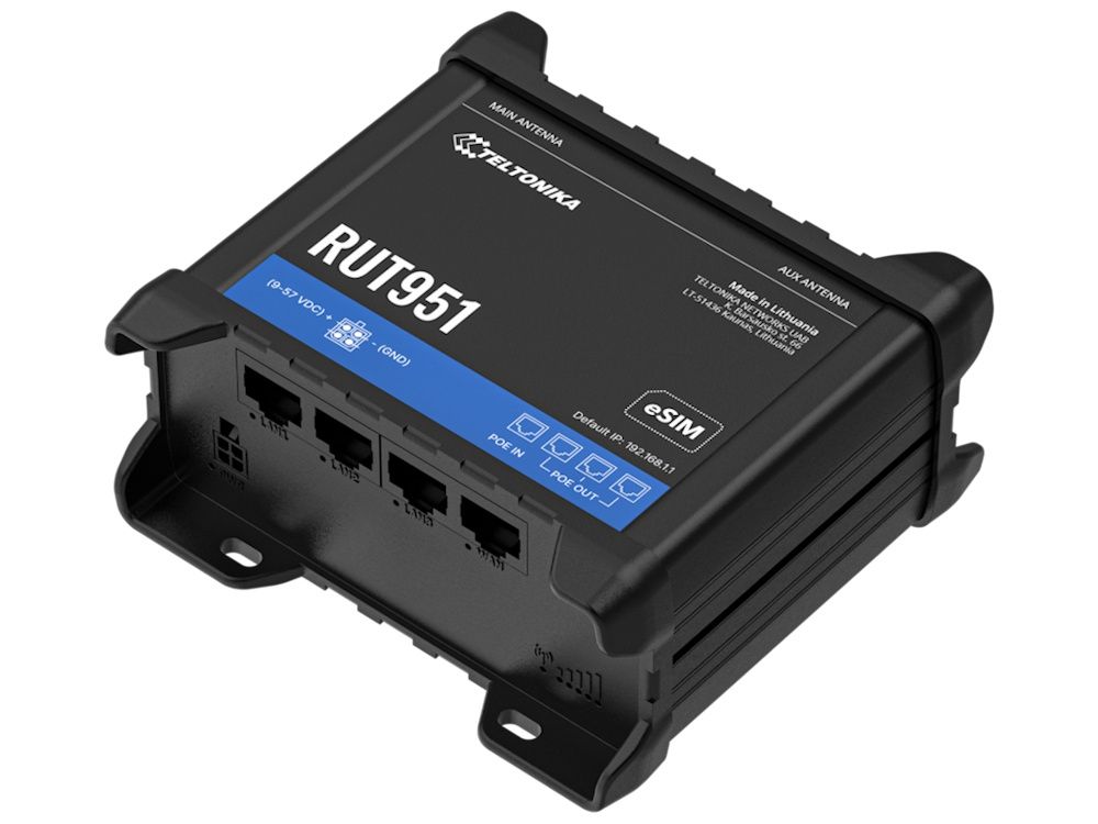 De Teltonika RUT951 PoE+ industriële 4G LTE router schuin liggend met de ethernetpoorten zichtbaar