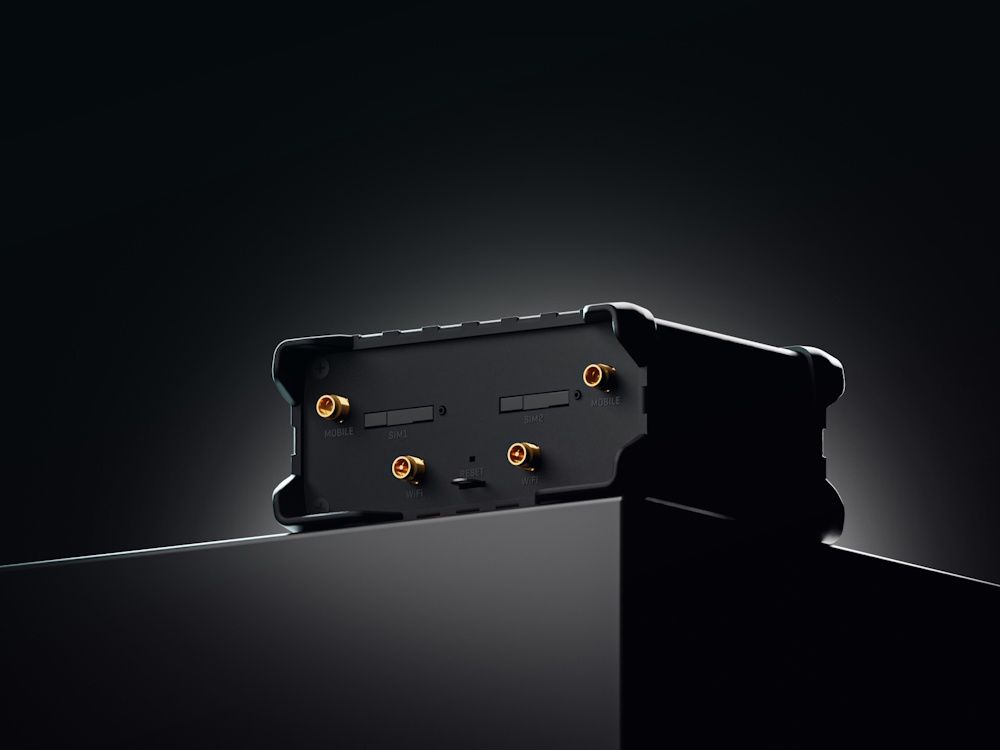 Sfeerfoto van de Teltonika RUT951 PoE+ industriële 4G LTE router met de antenneconnectoren zichtbaar