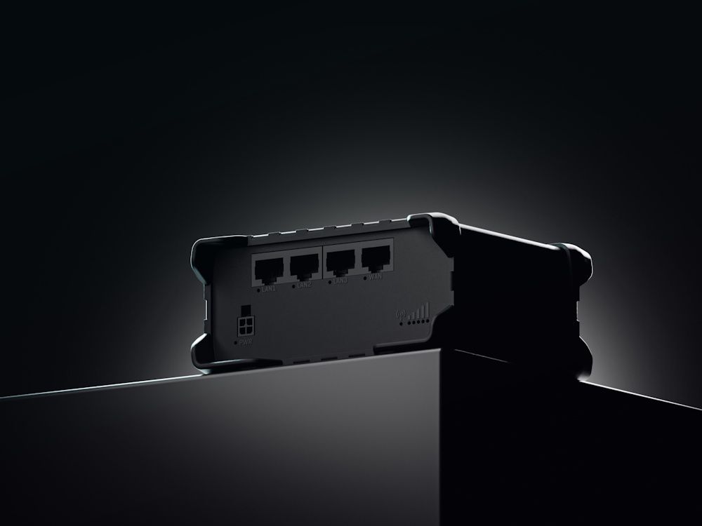 Sfeerfoto van de Teltonika RUT951 PoE+ industriële 4G LTE router met alle WAN- en LAN-poorten zichtbaar