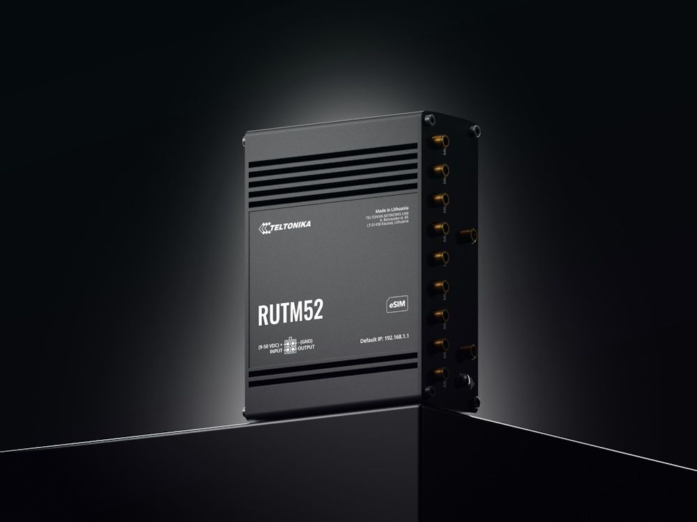 Sfeerfoto van de Teltonika RUTM52 dual 5G router op een voetstuk met een zwarte achtergrond