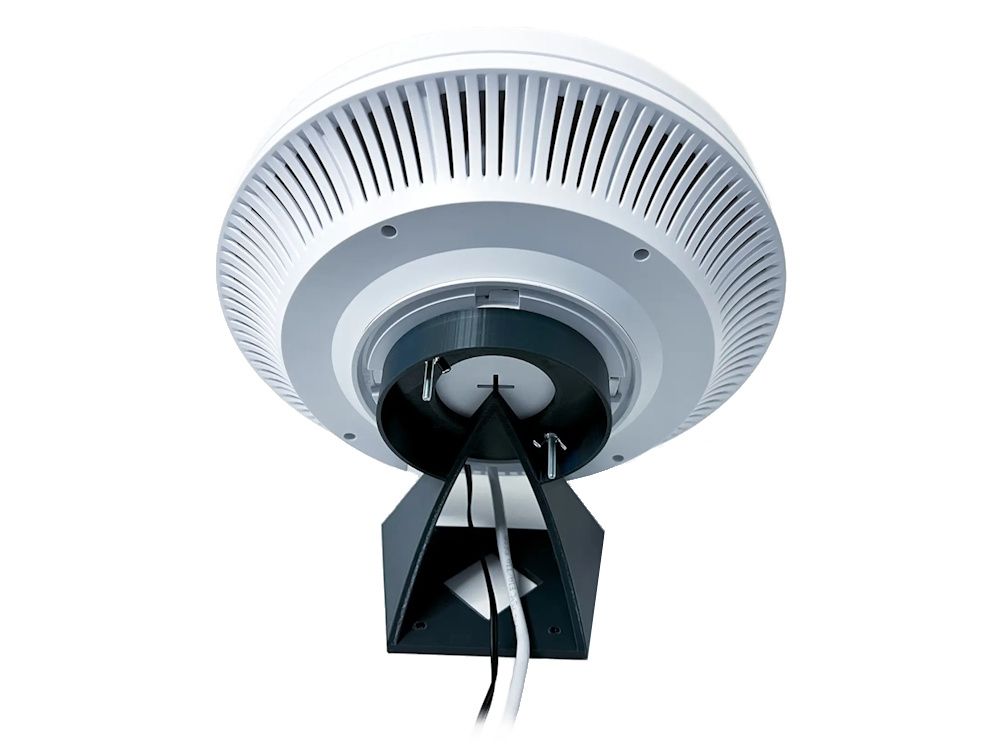 Achterkant van de antraciet grijze TP-Link D-EAP6X-UNI houder voor EAP600 series, EAP772 en EAP773 access points met een access point op de voorkant bevestigd
