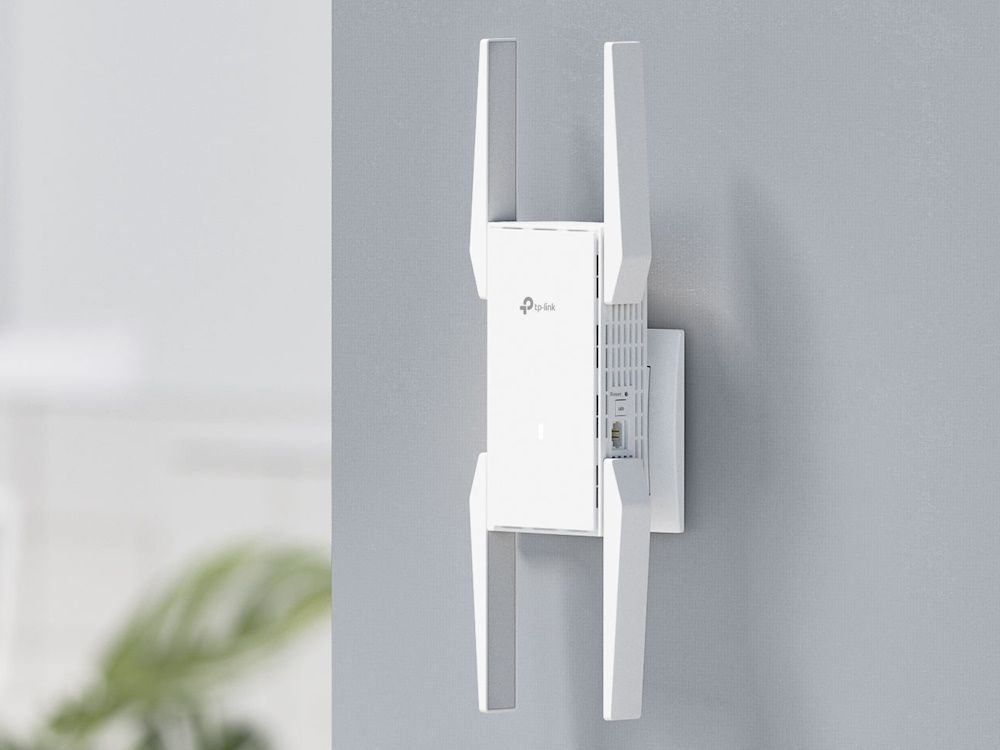 De TP-Link Omada EAP673-Extender wall-plate mesh WiFi 6 versterker met externe antennes geïnstalleerd aan de muur en aangesloten op een ethernetpoort in de wand