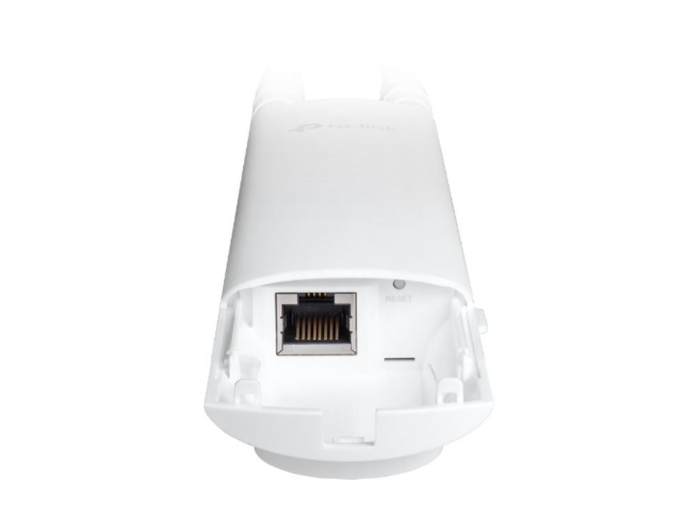 Onderkant van het TP-Link Omada EAP225 Outdoor WiFi 5 access point met ethernetpoort