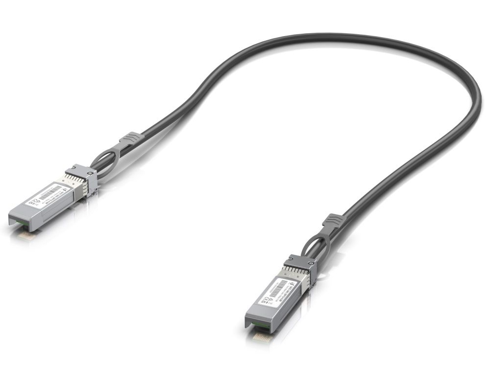 De Ubiquiti 10G Direct Attach Cable SFP+ (UACC-DAC-SFP10-0.5M) liggend met de twee SFP+ connectoren zichtbaar