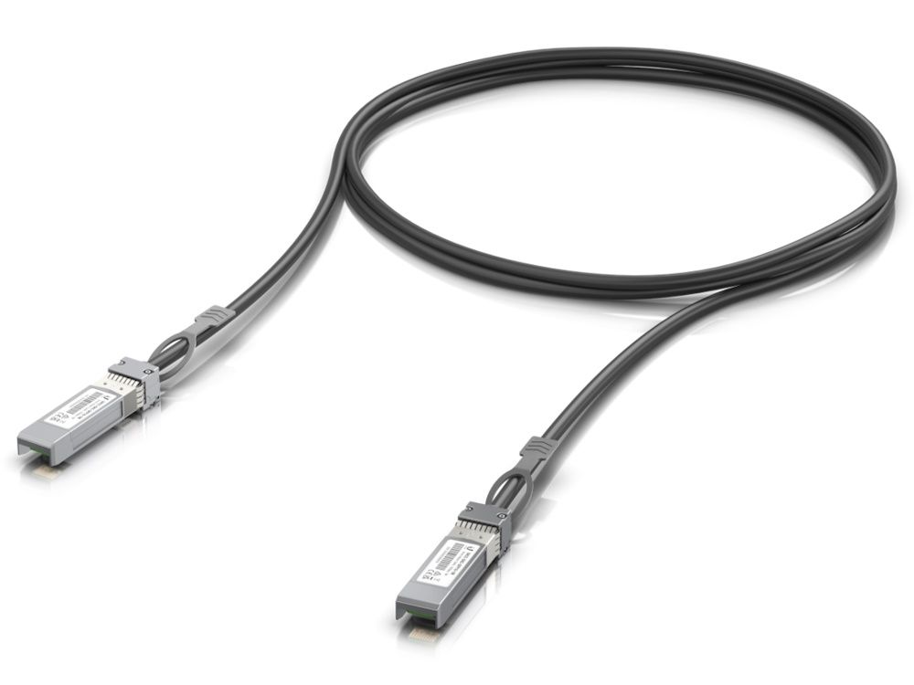 De Ubiquiti 10G Direct Attach Cable SFP+ (UACC-DAC-SFP10-1M) liggend opgerold met de twee SFP+ connectoren zichtbaar