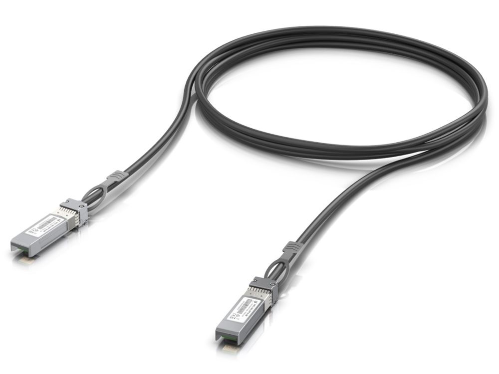 De Ubiquiti 10G Direct Attach Cable SFP+ (UACC-DAC-SFP10-3M) liggend opgerold met de SFP+ connectoren zichtbaar