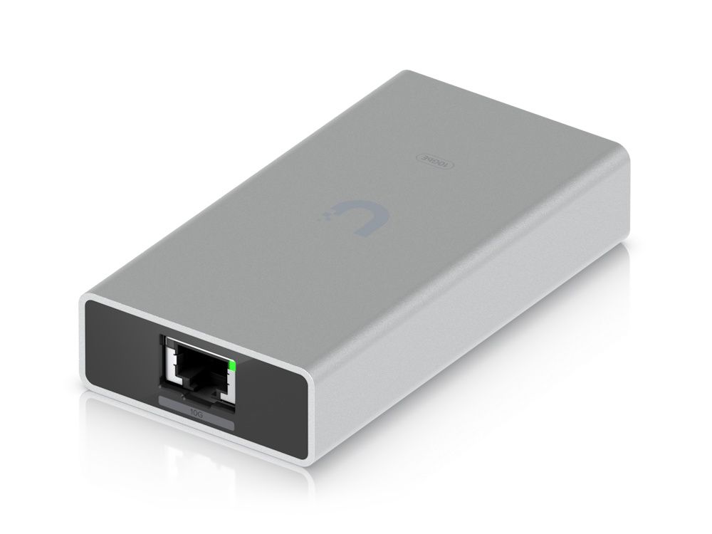De Ubiquiti 10G Ethernet Adapter UACC-Adapter-RJ45-USBC-10GE liggend met de ethernetpoort naar voren en Ubiquiti logo bovenop