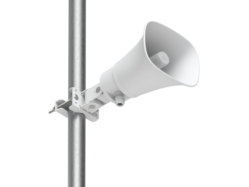 De Ubiquiti AI Horn Speaker schuin van onder aan een paal gemonteerd