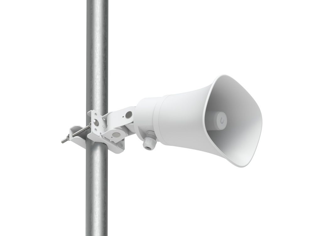De Ubiquiti AI Horn Speaker naar beneden gericht en met paalmontagebeugel gemonteerd