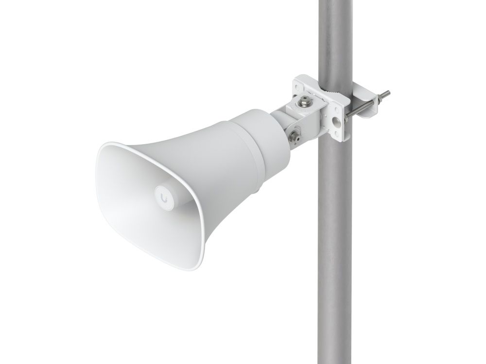 De Ubiquiti AI Horn Speaker schuin naar onder gericht en aan een paal gemonteerd