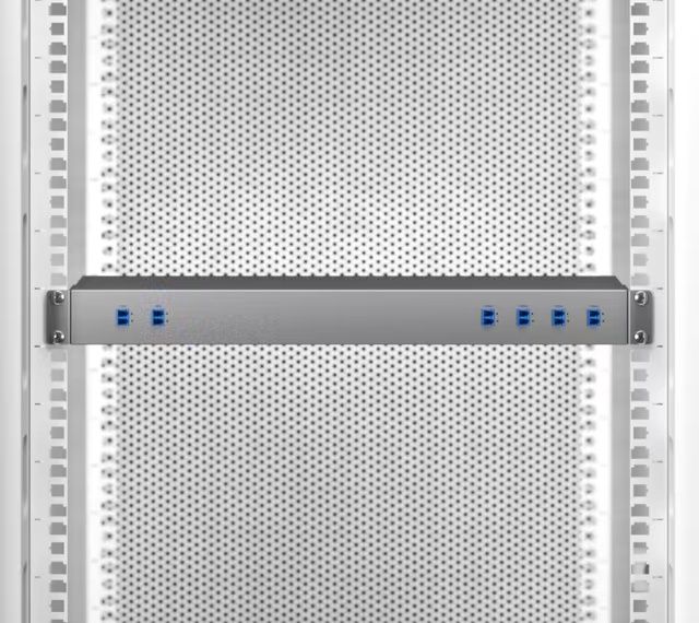De Ubiquiti CWDM Mux Demux 4 (UACC-CWDM-4) in een 19 inch rack gemonteerd