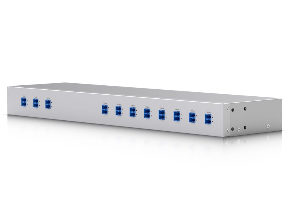 Zijkant en voorkant van de Ubiquiti CWDM Mux Demux 8 (UACC-CWDM-8)