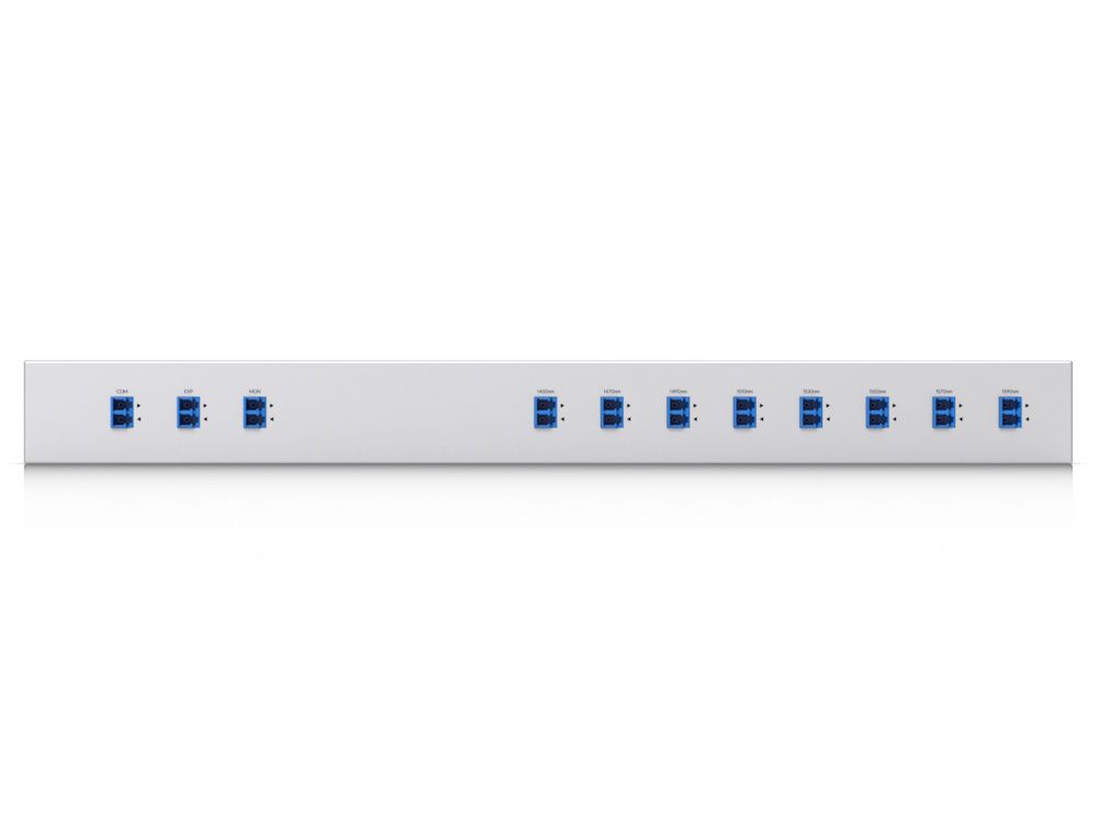 Voorkant van de Ubiquiti CWDM Mux Demux 8 (UACC-CWDM-8) met de glasvezelpoorten en communicatiepoort en monitorpoort