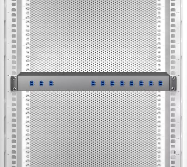 De Ubiquiti CWDM Mux Demux 8 (UACC-CWDM-8) in een 19 inch rack gemonteerd