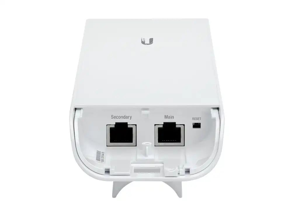 Twee ethernetpoorten aan de onderkant van het Ubiquiti NSM5 point-to-point access point