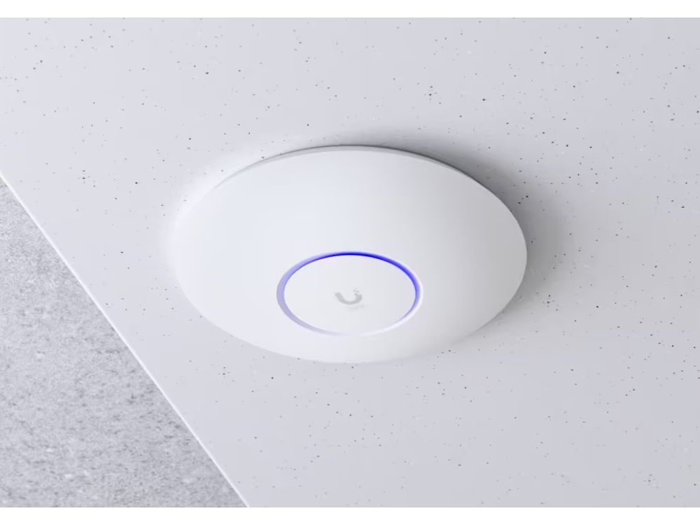 Ubiquiti U6 Plus Indoor 2x2 WiFi 6 access point plafondmontage gemonteerd