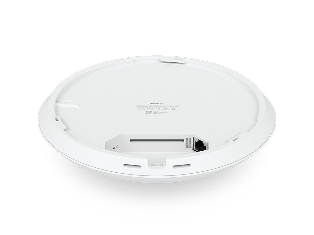 Onderkant van het Ubiquiti UniFi U7-Pro indoor WiFi 7 access point met ethernetaansluiting