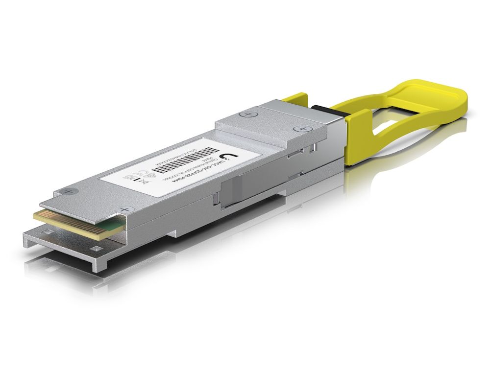 Schuin liggend de Ubiquiti UACC-OM-QSFP28-PSM4 die een 100G PSM4 Single-Mode Optical Module is