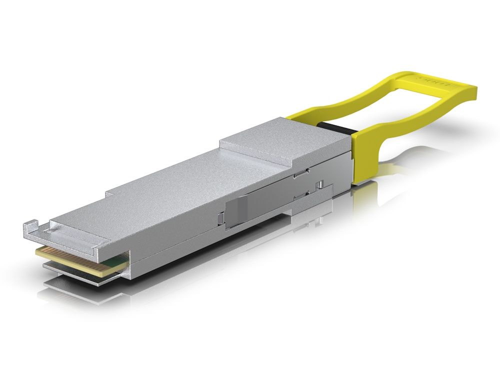 Schuin de zijkant en bovenkant van de Ubiquiti UACC-OM-QSFP28-PSM4 die een 100G PSM4 Single-Mode Optical Module is