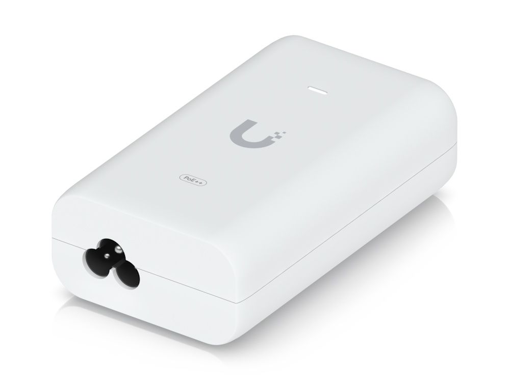 De Ubiquiti 10G 802.3bt PoE++ adapter 60W schuin van achter met de stroominput zichtbaar