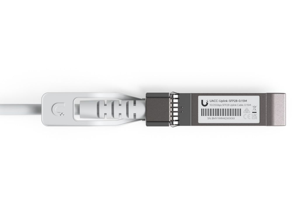 Onderkant van een van de tien Ubiquiti Uplink Cable UACC-Uplink-SFP28-0.15M-10 van 15 cm