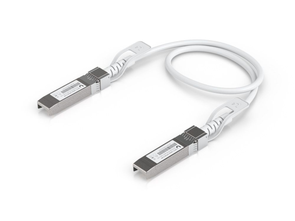 De Ubiquiti Uplink Cable UACC-Uplink-SFP28-0.3M van 30 cm liggend op een plat oppervlak