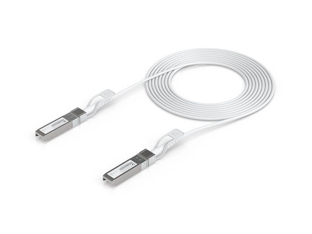 De Ubiquiti Uplink Cable UACC-Uplink-SFP28-3M van 3 meter liggend op een plat oppervlak