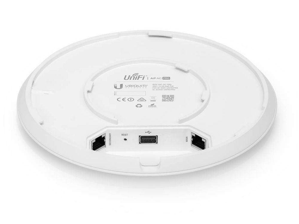 Achterkant van de Ubiquiti UniFi access point Pro UAP-AC-Pro met ethernetpoorten en reset