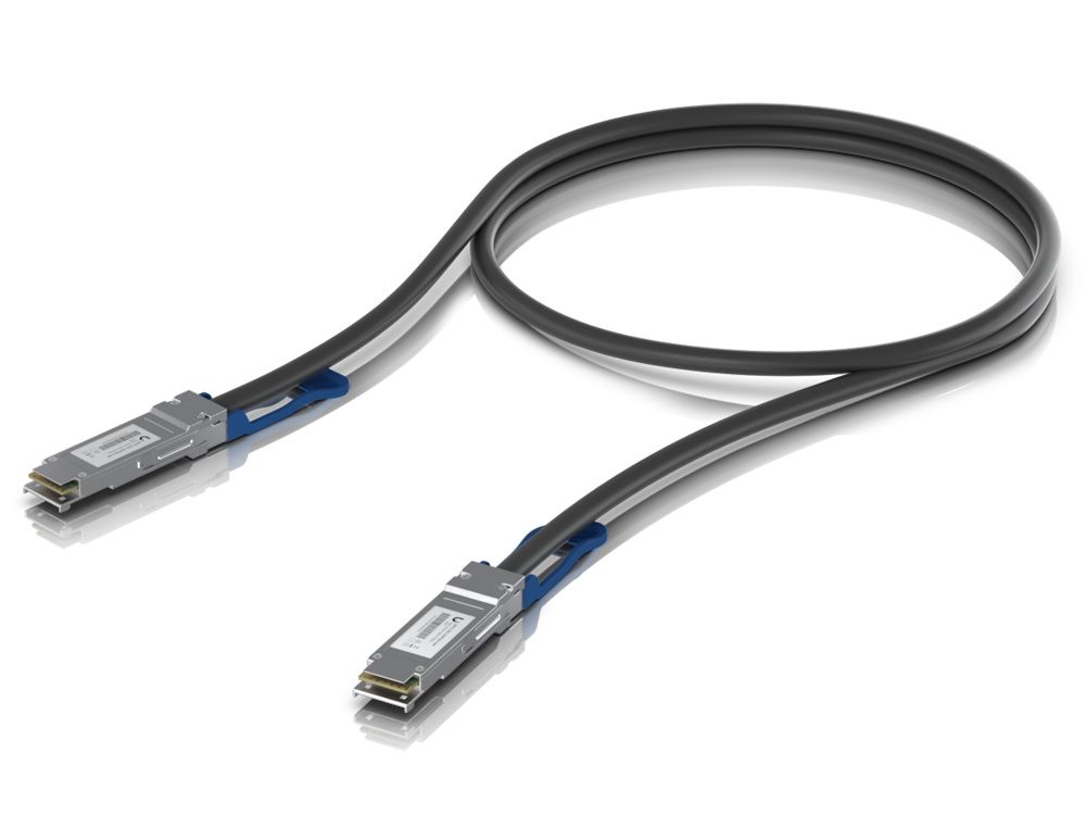 Een van de tien Ubiquiti 100G Direct Attach Cable (UACC-DAC-QSFP28-0.5M-10) met beide QSFP28 connectoren zichtbaar