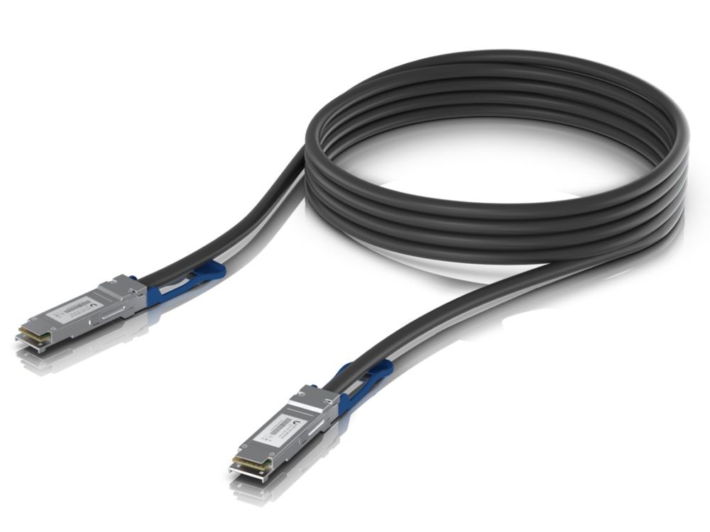 De Ubiquiti 100G Direct Attach Cable (UACC-DAC-QSFP28-3M) met beide QSFP28 connectoren zichtbaar