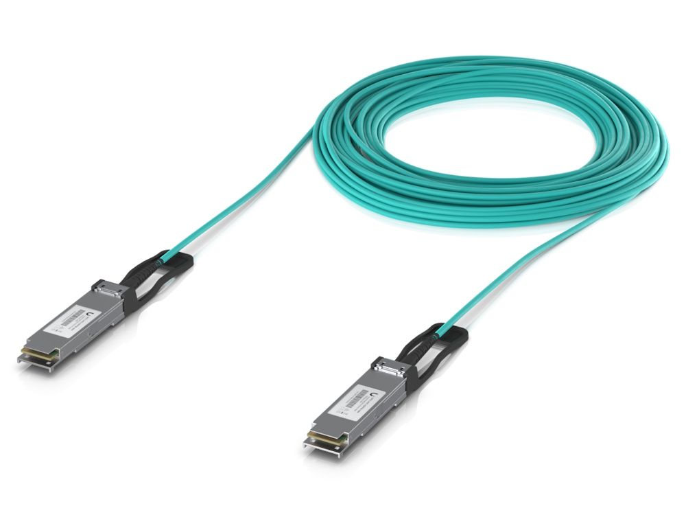 De Ubiquiti UniFi 100G Long-Range Direct Attach Cable (UACC-AOC-QSFP28-30M) van 30 meter lang met QSFP28 naar QSFP+ connectoren