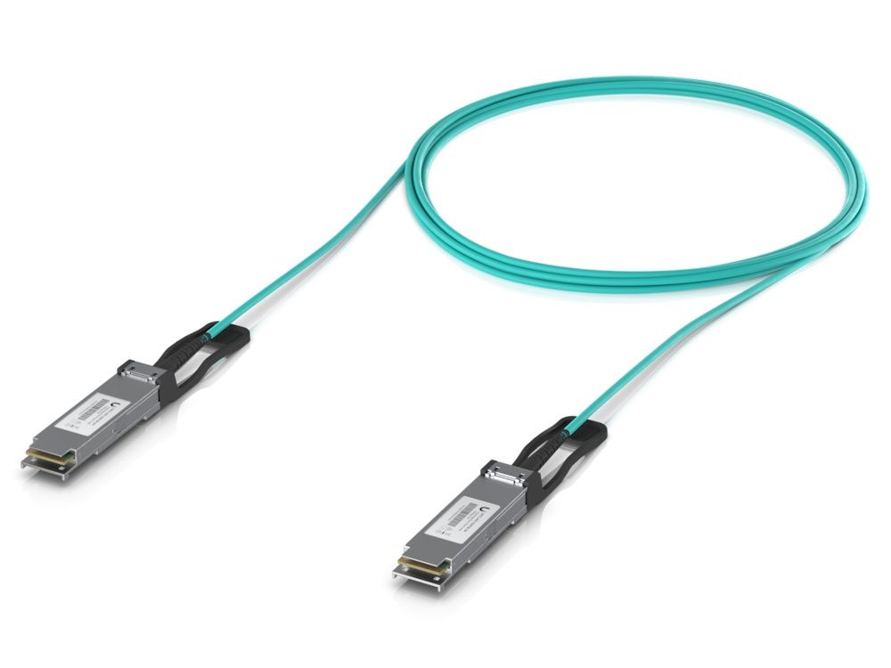 De Ubiquiti UniFi 100G Long-Range Direct Attach Cable (UACC-AOC-QSFP28-5M) van 5 meter lang met QSFP28 naar QSFP+ connectoren