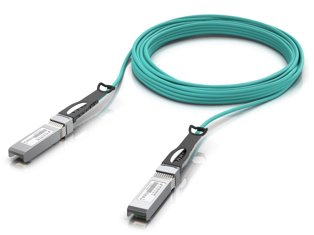 De Ubiquiti UniFi 25G Long-Range Direct Attach Cable (UACC-AOC-SFP28-10M) Opgerold met de twee SFP28 connectoren zichtbaar