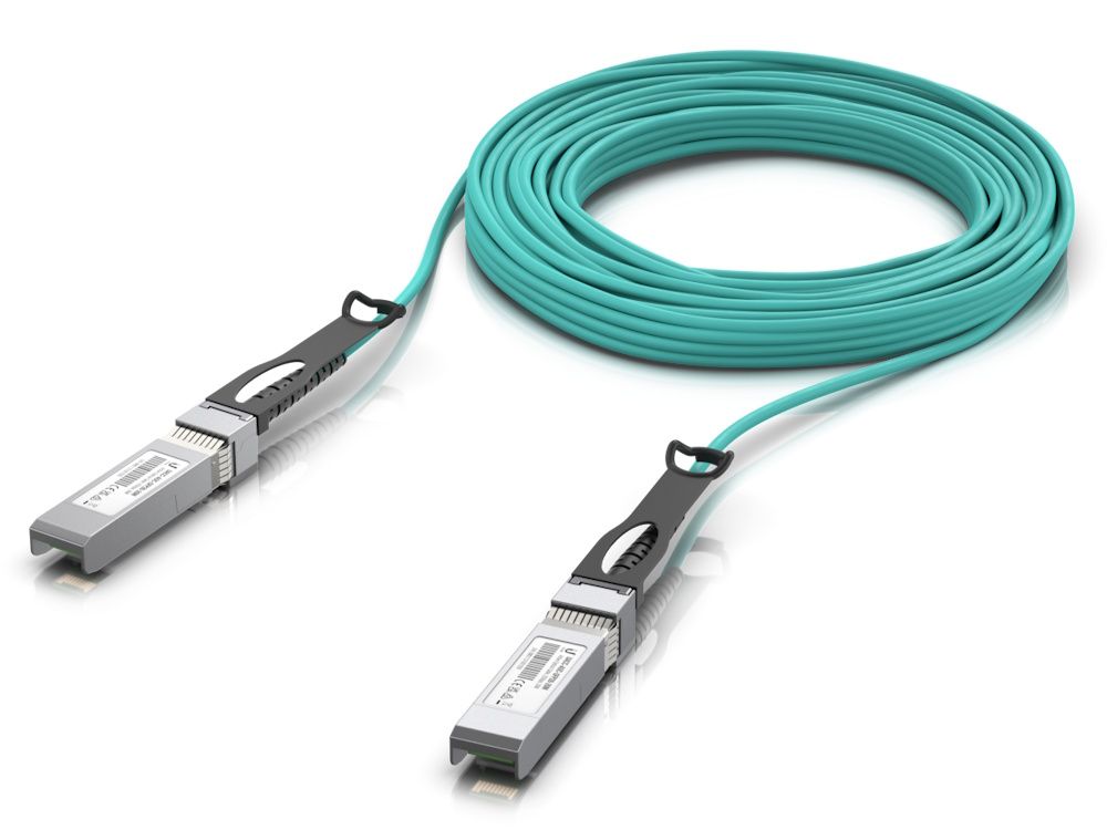 De Ubiquiti UniFi 25G Long-Range Direct Attach Cable (UACC-AOC-SFP28-20M) Opgerold met de twee SFP28 connectoren zichtbaar