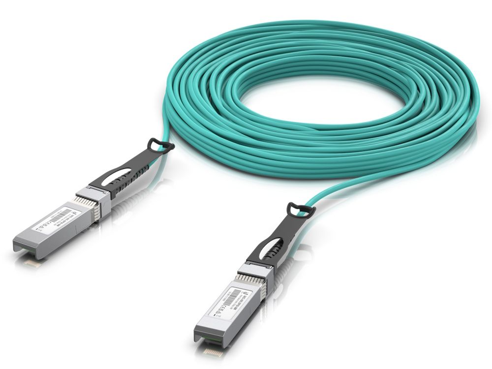 De Ubiquiti UniFi 25G Long-Range Direct Attach Cable (UACC-AOC-SFP28-30M) Opgerold met de twee SFP28 connectoren zichtbaar