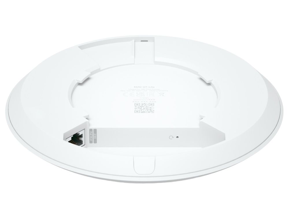 Achterkant en onderkant van het het compacte Ubiquiti UniFi 7 Lite indoor WiFi 7 access point met de 2.5 gigabit ethernetpoort met PoE input