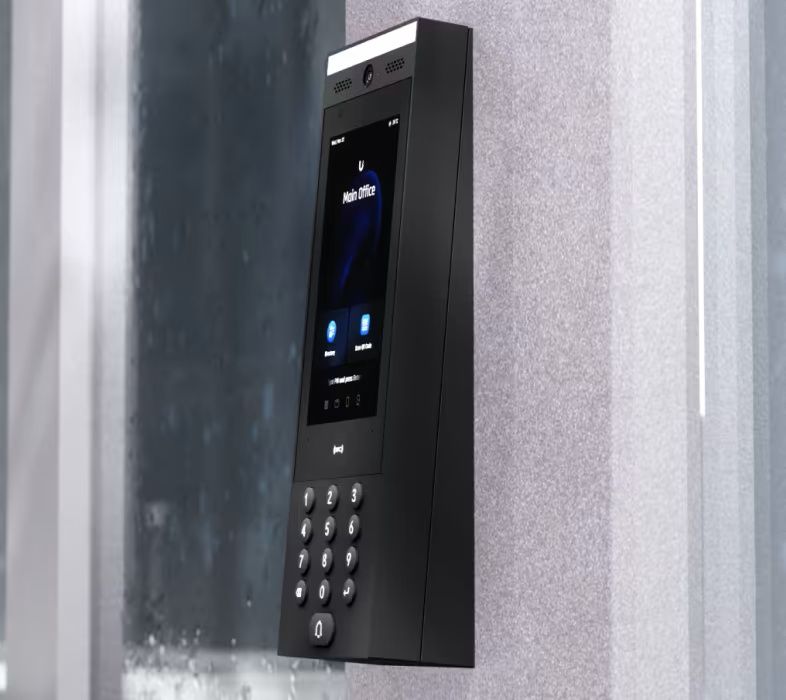 Een Ubiquiti UniFi Access intercom gemonteerd op de muur met een Ubiquiti UniFi Surface Angle Mount